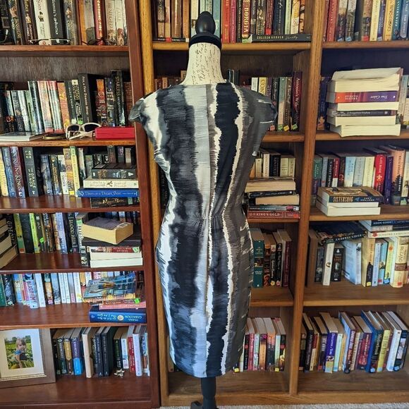 Komarov v neck black white grey belted front pleated cap sleeve dress sz s euc - Picture 2 of 6